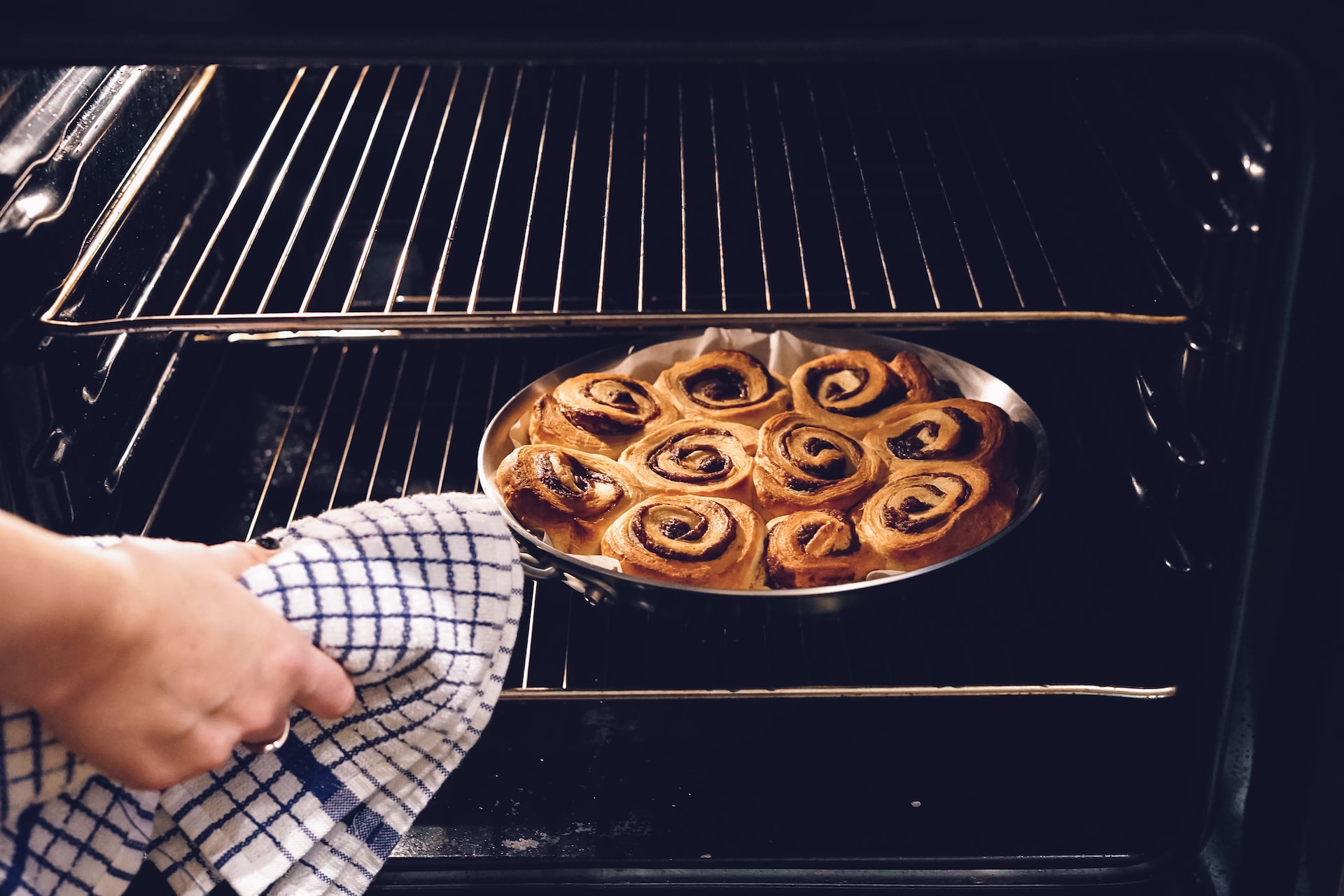 Hot Tips for Keeping Your Oven Working
